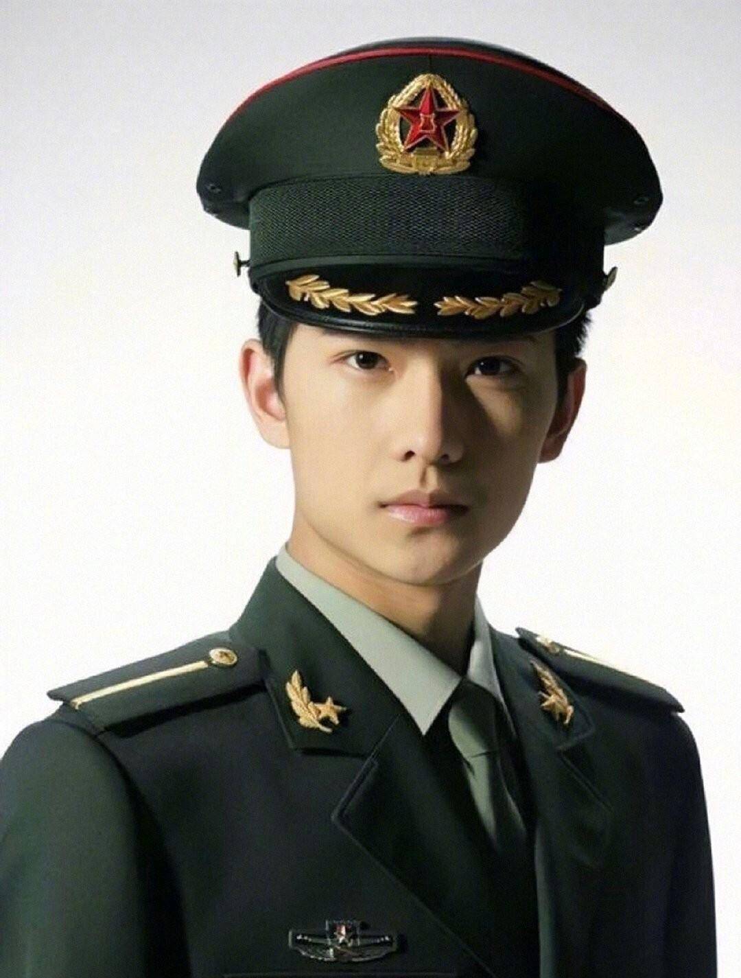 三大军艺校草,其中两个都发福了,颜值仍在的只有杨洋_沈腾_沙溢_师哥