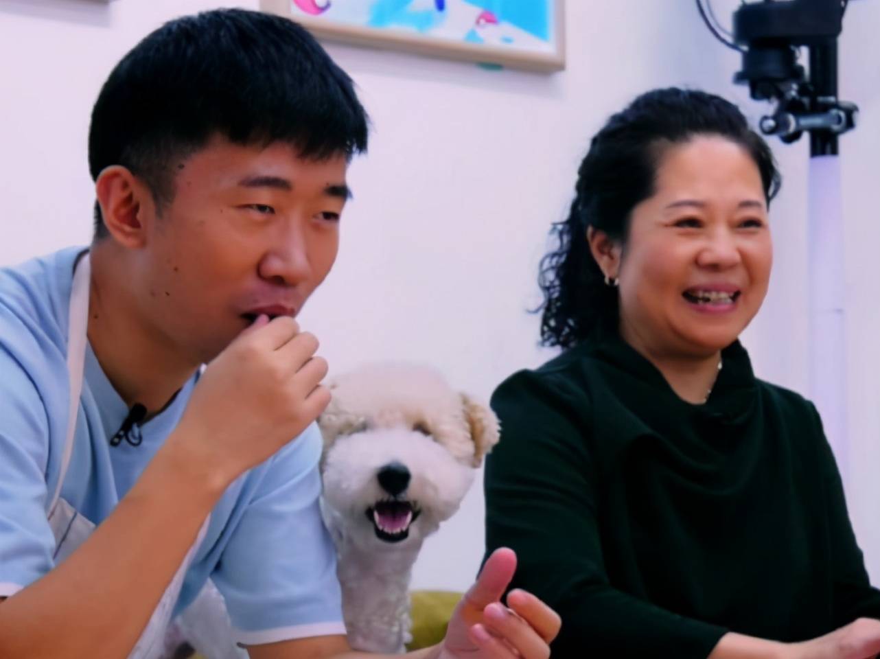 杨迪摆地摊,粉丝为捧场买15份螺蛳粉,得知价钱,没听错吧?