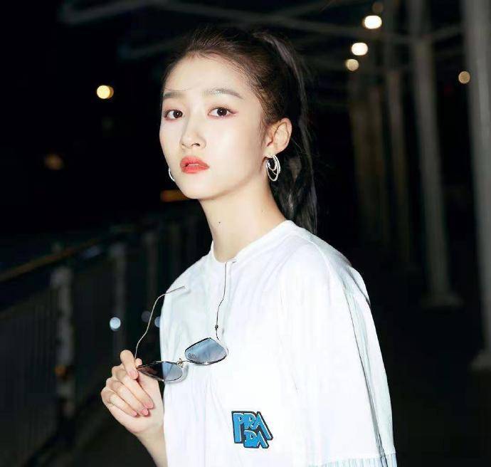 关晓彤街边聊天被偷拍,刘海贴脸头发打绺,坐百万豪车自己开车门_李君