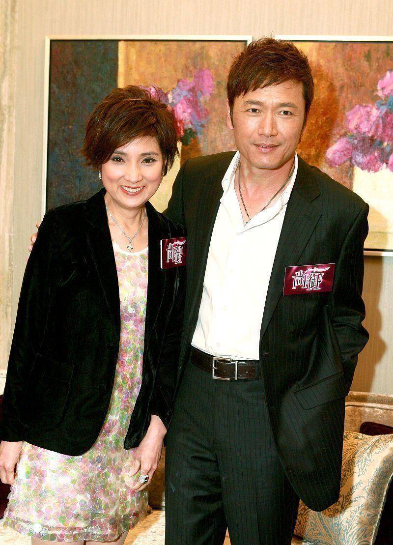 苗侨伟妻子好优雅,老年穿衣也挺精致,长裙配条皮草贵气有余_服饰_风格