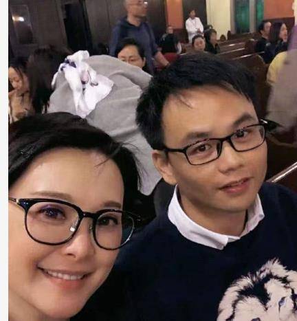 48岁袁立与三婚老公同框,素颜发福变化大,男方胡子拉碴暖心陪伴