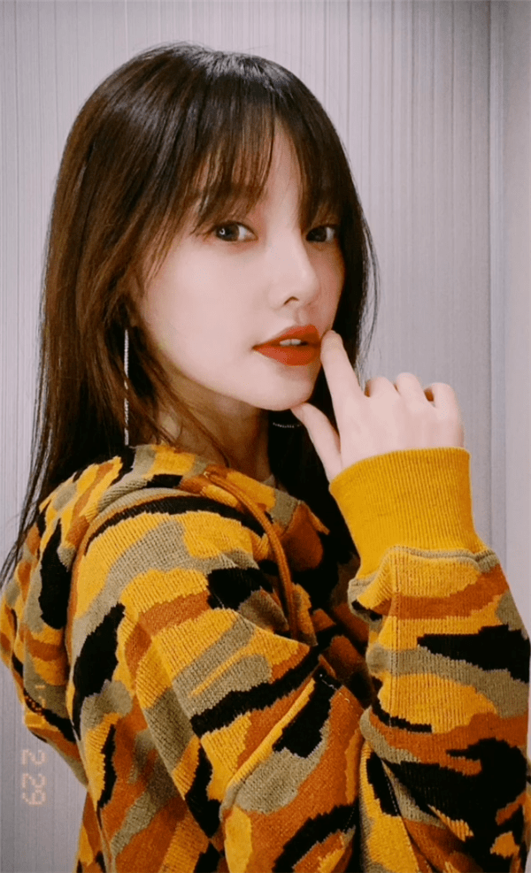 李小璐社交平台狂晒自拍,下巴形状怪异,网友纷纷表示很惊悚_照片_自然