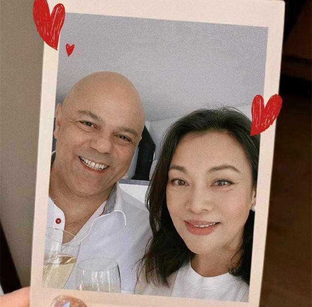 58岁史可庆祝结婚22周年,与洋老公喝香槟笑开怀,一家已移居瑞士_老柯