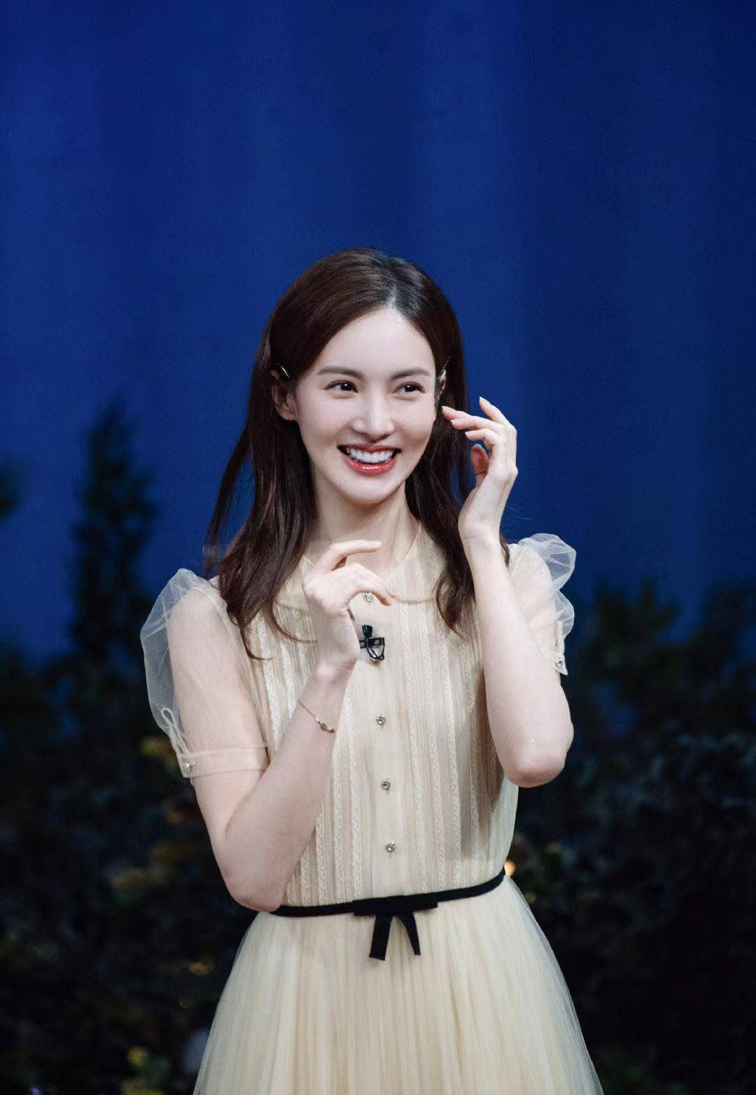 第一:网纱连衣裙口采用圆领设计,在腰间处点缀着黑色蝴蝶结,配上金晨