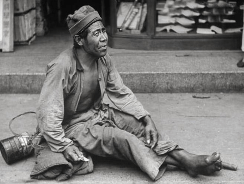 清朝年间，乞丐当街耍“人面蛇”，让人不寒而栗：此非蛇而是人_手机搜狐网