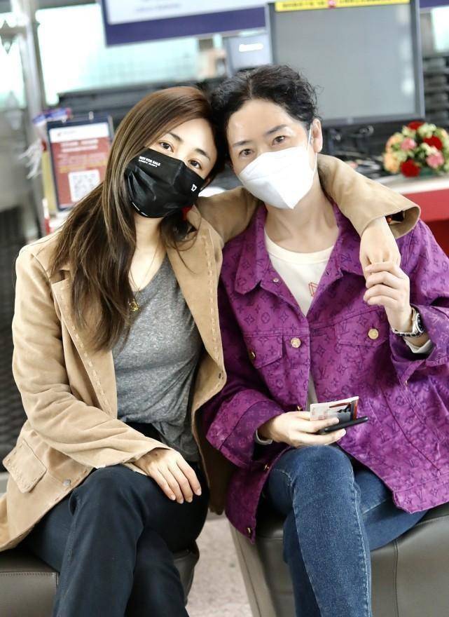 刘芸在妈妈身边挺乖巧,西装配t恤简约随性,有大女人的潇洒感_女生_的