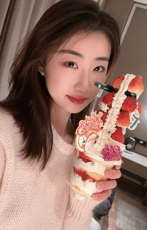 花滑美女陈虹伊晒美照,古典清雅漂亮,身材傲人,遮住关键部位!