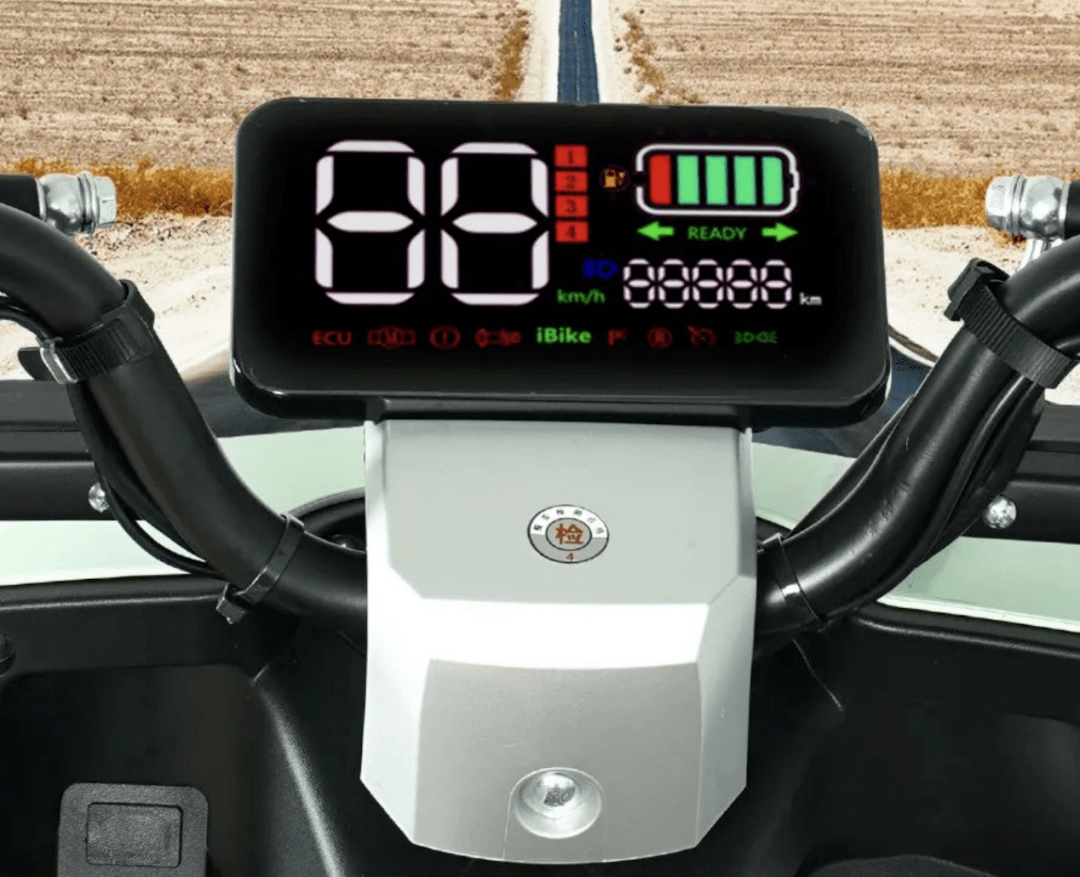 这款车搭载了7英寸的全屏led仪表盘,采用了大字数显,即便是"老花眼"也