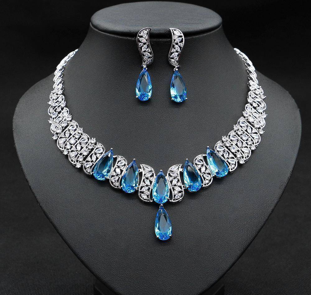 奢侈品代言珠宝是首选,因为女人在戴上珠宝后总是闪亮的_气质_首饰