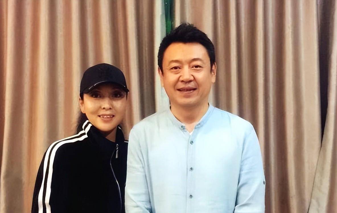 央视名嘴杨柳:事业巅峰辞职,三婚娶小10岁歌唱家哈辉,47当父亲_节目