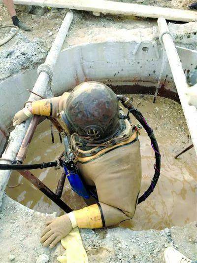 为什么工地"水鬼"上不来就割氧气罐?_潜水_钻头_工作