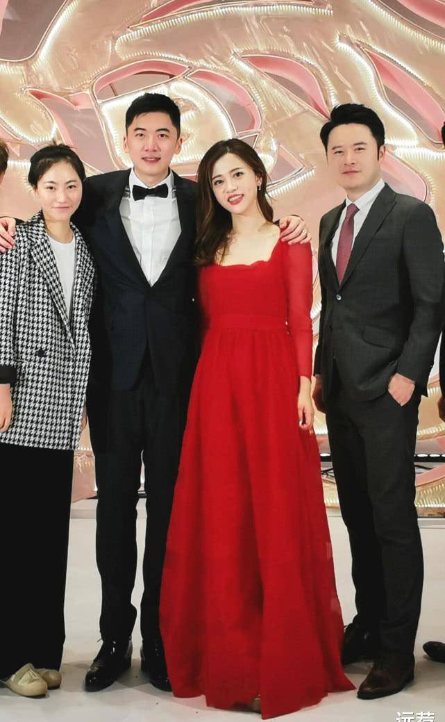 安踏集团ceo丁世忠的千金,新郎王继恒八马茶业董事长王文礼哥哥的儿子