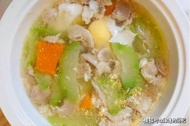 详细做法】食材明细:选购好佛手瓜200克左右(佛手瓜是一种鲜嫩的菜瓜