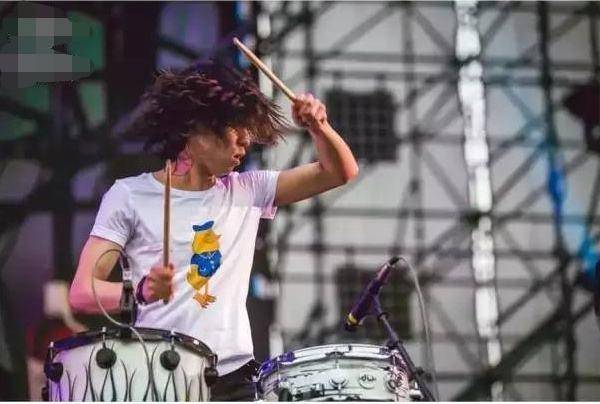 年轻有为的国外鼓手hayato,在中国的摇滚乐世界里,和另外三个年轻有为