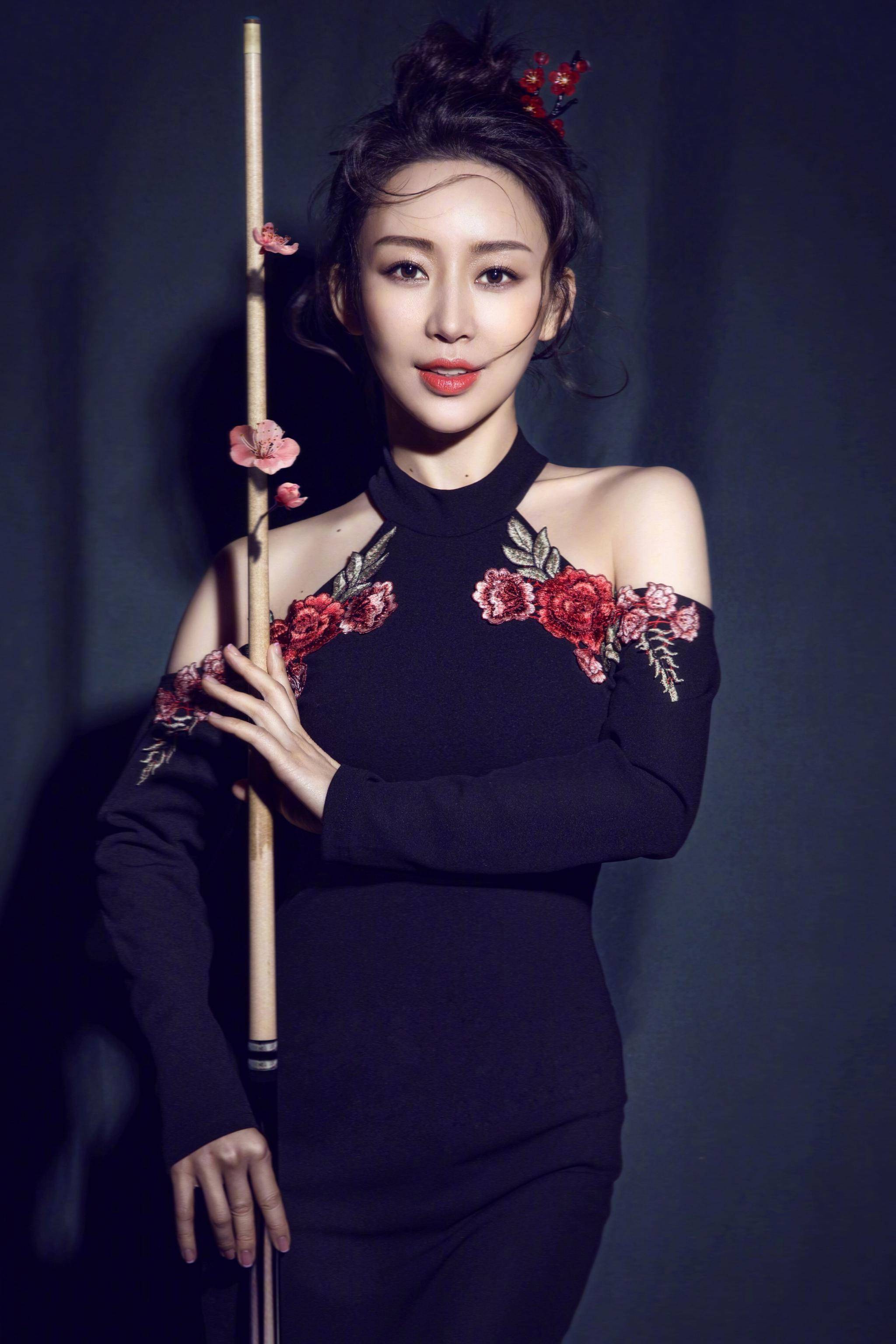 40岁的潘晓婷妖艳动人身价破亿,喜欢小鲜肉,却为何依旧单身?