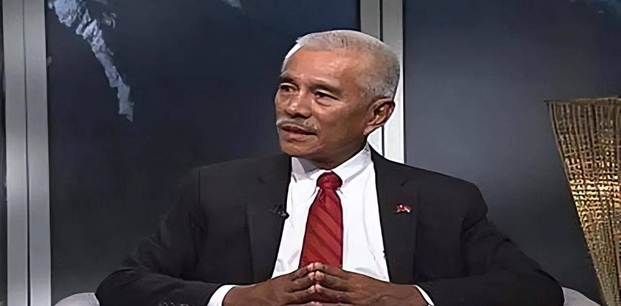 面对基里巴斯的民众,艾诺特·汤罔顾自己曾经出身于中国的事实,肆无