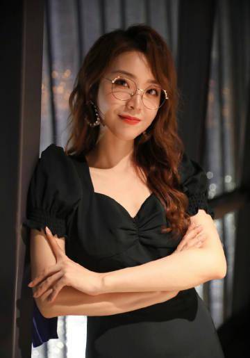 lpl主持人余霜化身黑裙眼镜女王引粉丝热议:性感阿姨,在线妖娆_比赛