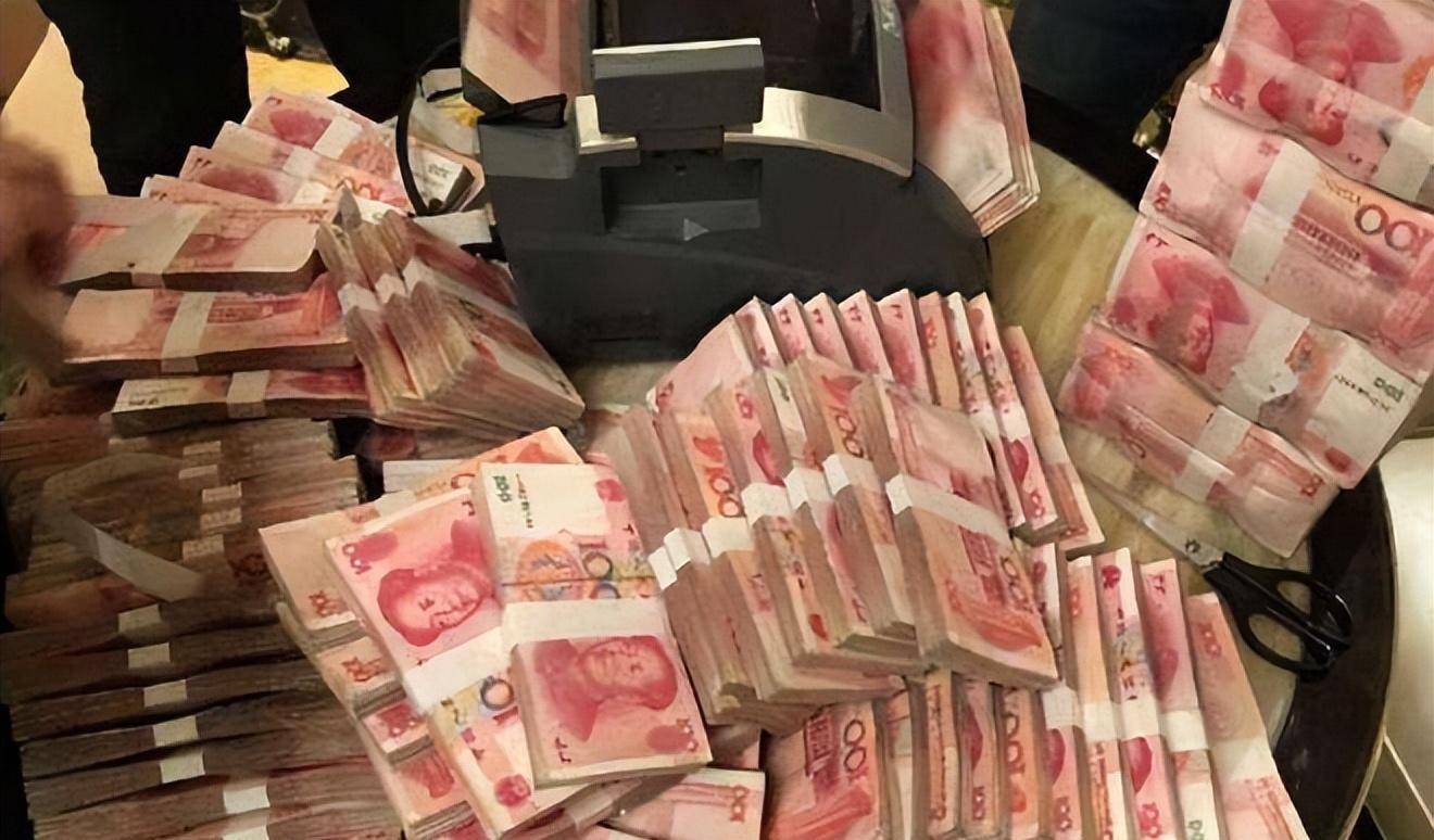 并且直截了当的拿出装了一百万人民币的箱子,表示