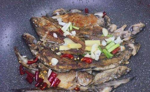 咸菜烧野生昂刺鱼,最简单的农家做法,只有农村才能品尝到的美味