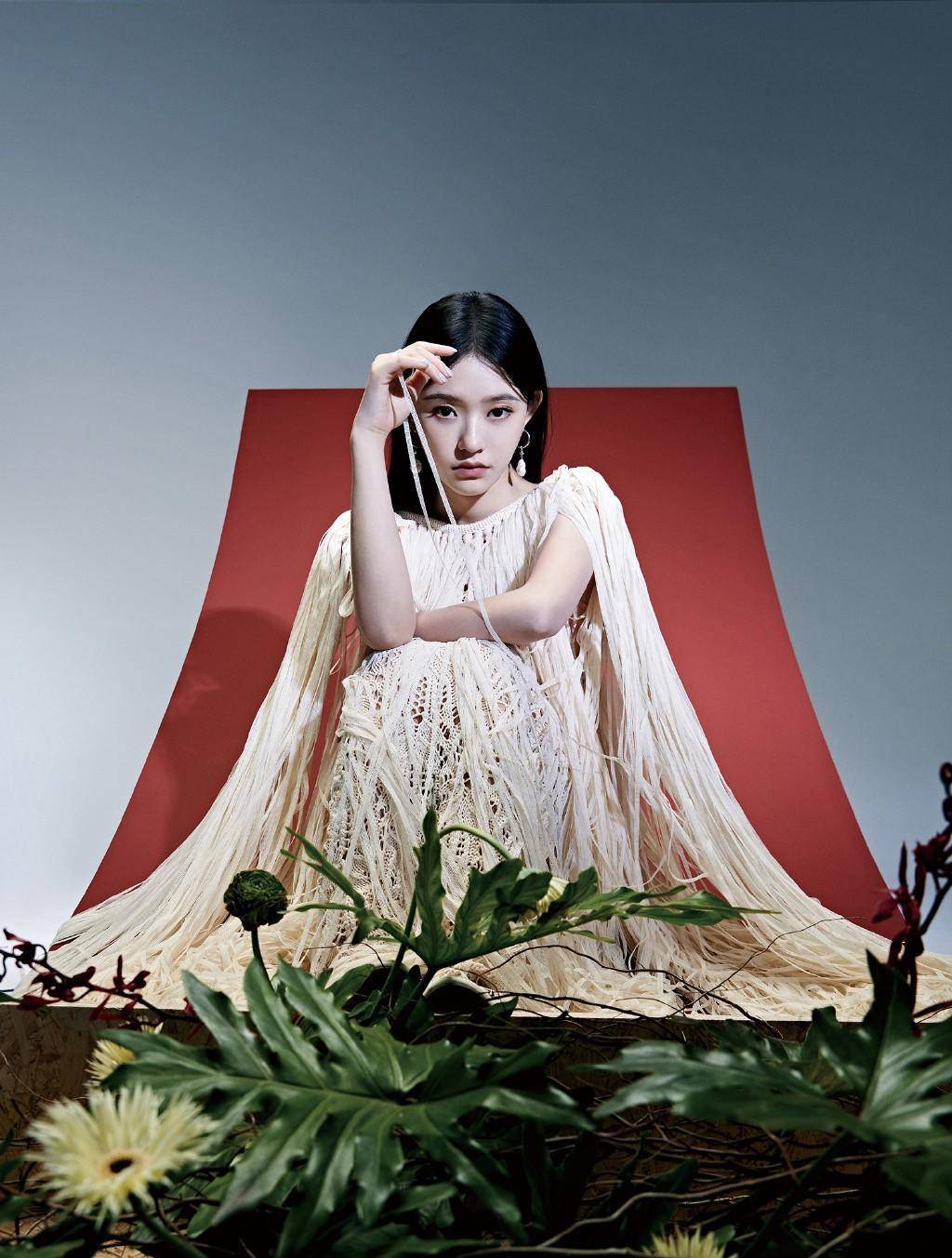 《一吻定情》中她是原湘琴,今穿针织流苏裙,秀直角肩个性霸气_中林