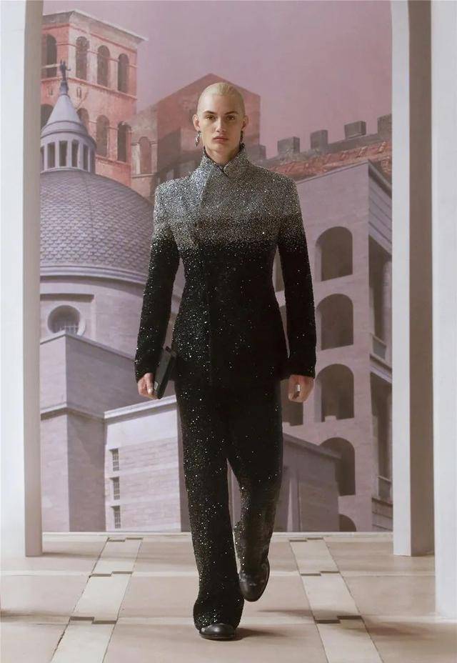 t型台美人衬美衣,kimjones笔下的fendi高定已锋芒毕露_索里尼_罗马