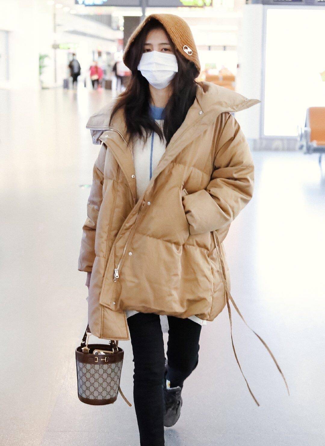 白鹿裹个羽绒服就出门,看似随意却藏有"小心机"堪称穿搭模板!