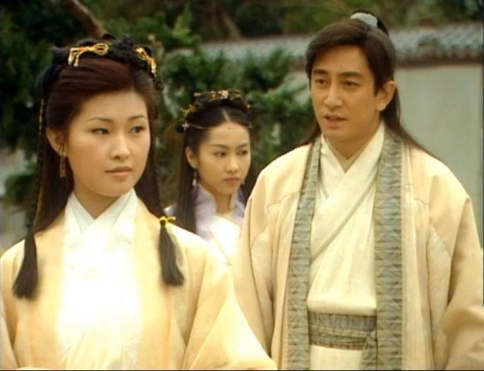 惊艳:扎着小辫子,看上去不过十几岁,比吴启华扮演的张无忌要年轻太多
