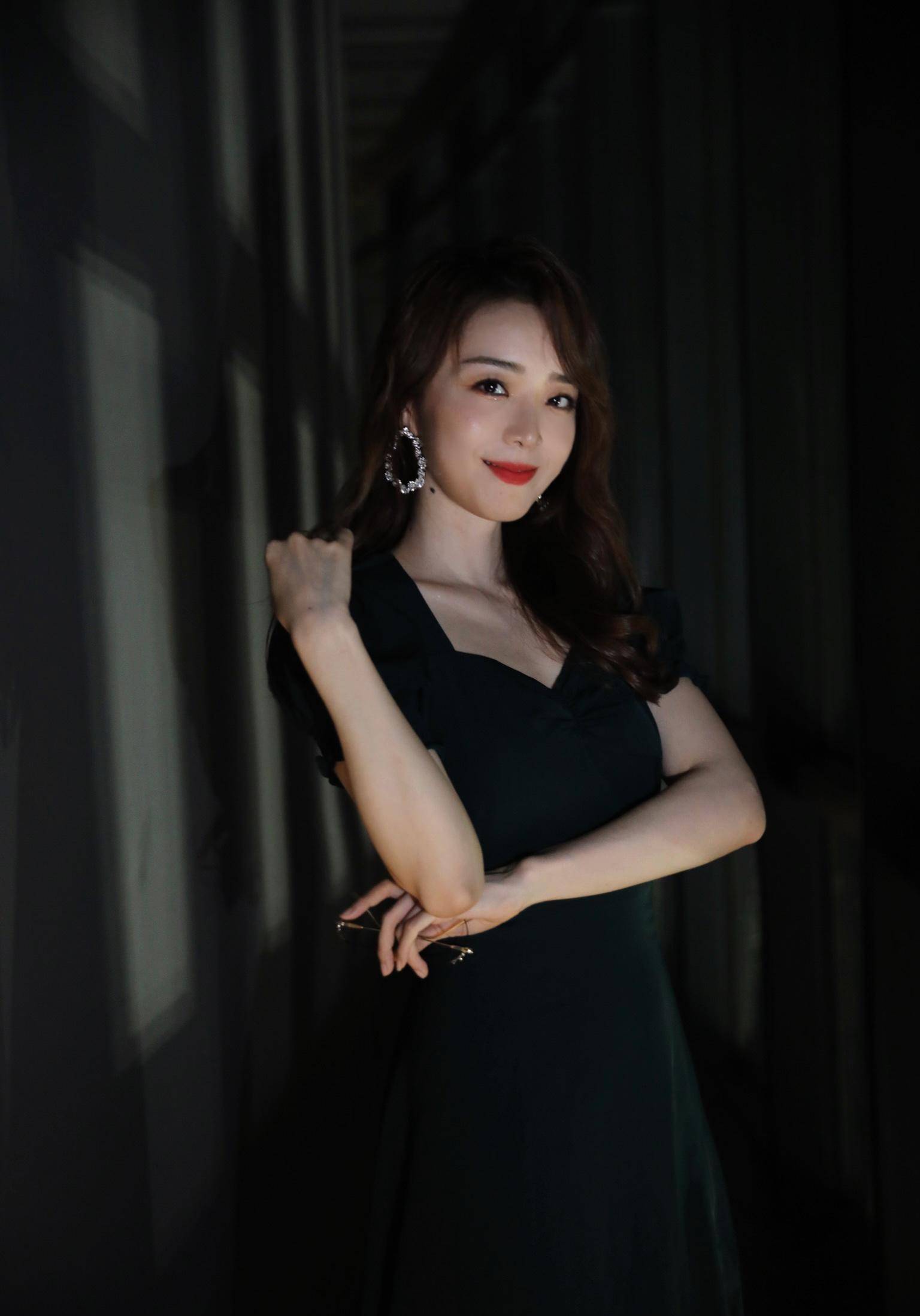 lpl主持人余霜化身黑裙眼镜女王引粉丝热议:性感阿姨,在线妖娆_比赛