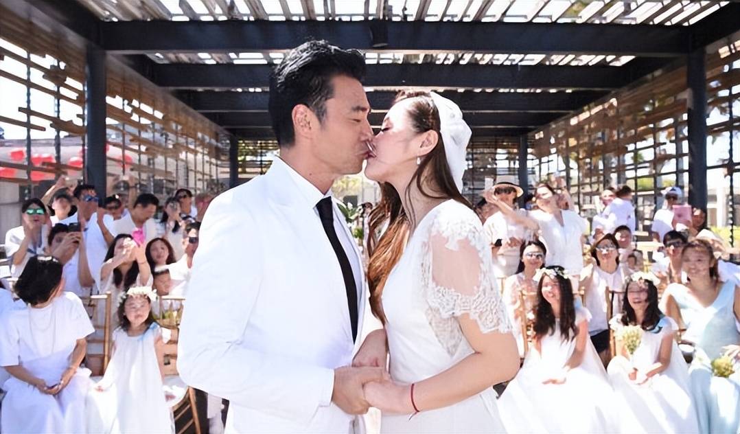 范姜:陪钟镇涛渡过难关,替他偿还一亿多债务,拍拖17年才结婚_章小蕙