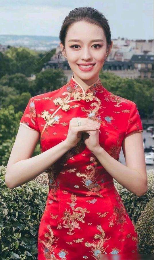 吉娜真是中国好媳妇,穿紧身旗袍还能勒根绳,比例好得让人羡慕_身材