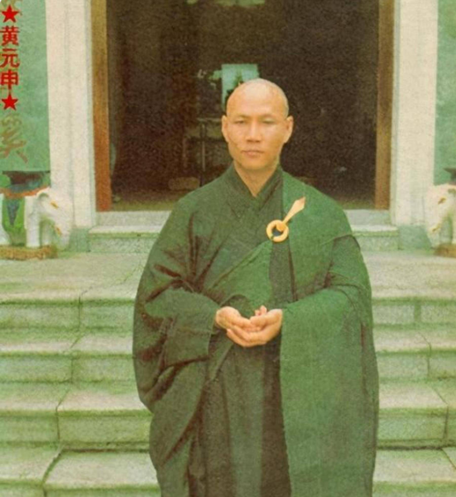 他和赵雅芝屡传绯闻,被妻子拿"证据"指责,遁入空门削发为僧!