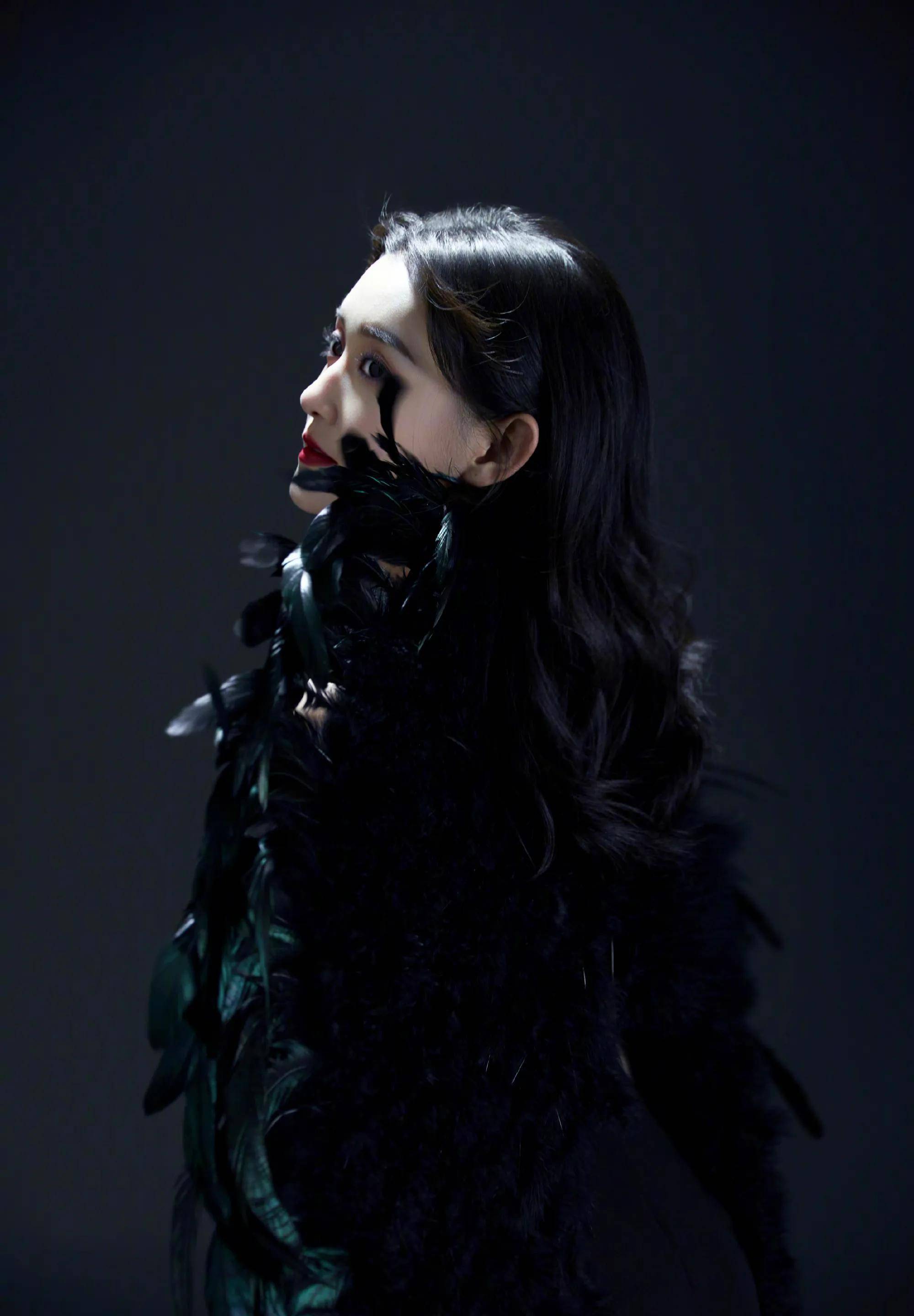 蒋依依22岁生日照 穿吊带羽毛白裙梦幻唯美纯欲风拉满 黑裙成熟妩媚