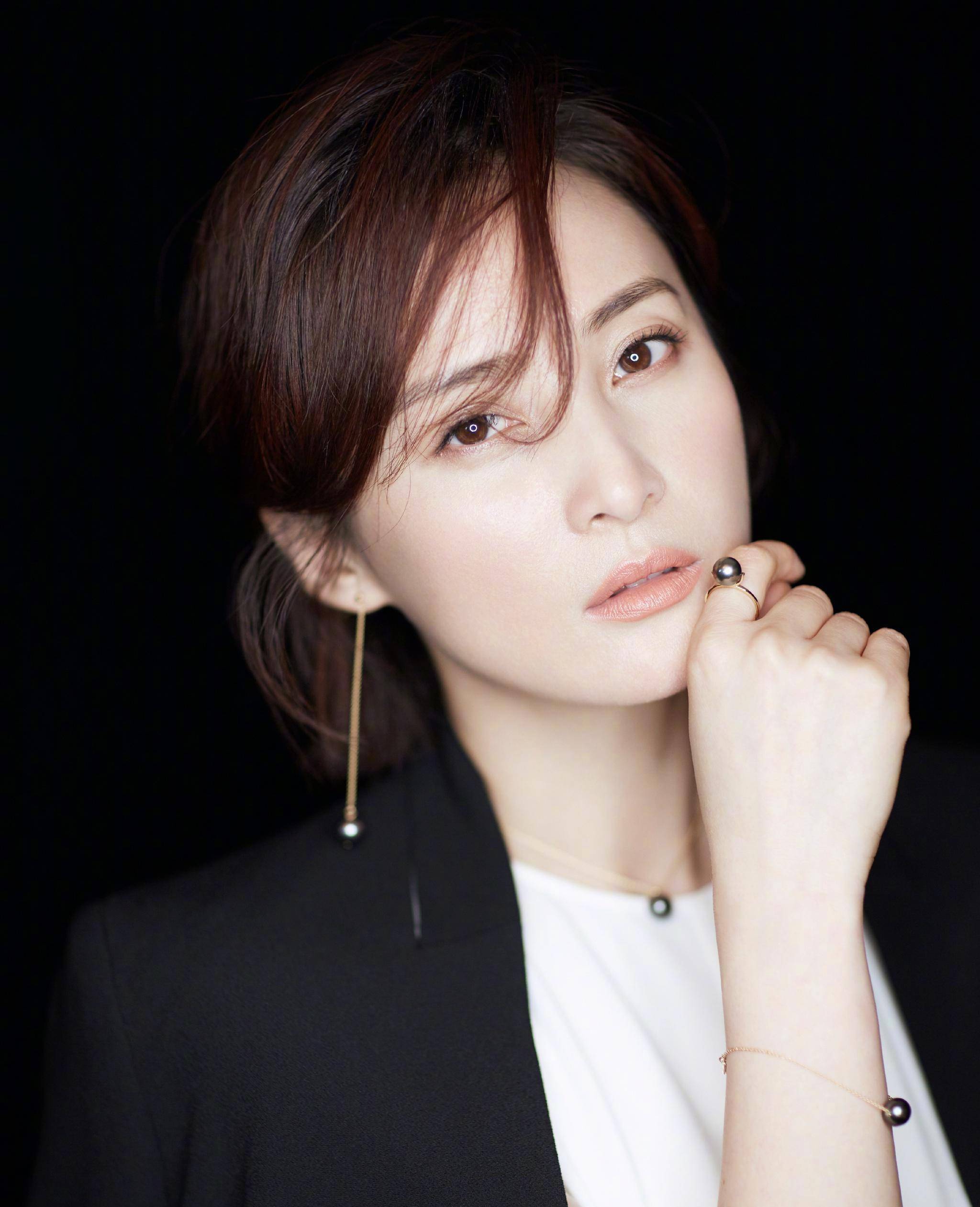 蒋勤勤背20万包素颜现身,眼圈乌黑难掩憔悴,大儿子比爸壮实_陈建斌