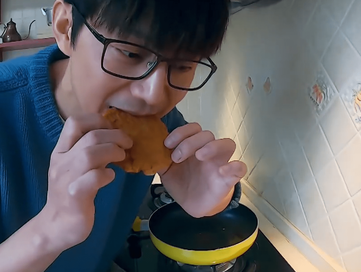 何炅首次秀厨艺挑战煎泡面饼,当看到成品的那一刻,网友:你可以摆摊