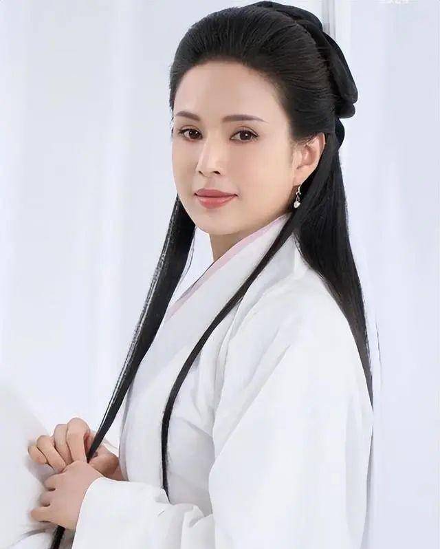 56歲李若彤近況曝光,從最美小龍女到抑鬱吃藥,我不結婚怎麼了?