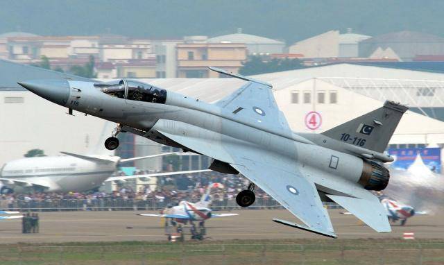 枭龙战机价格优惠性能优异,多国都已装备,为何我军却没有?