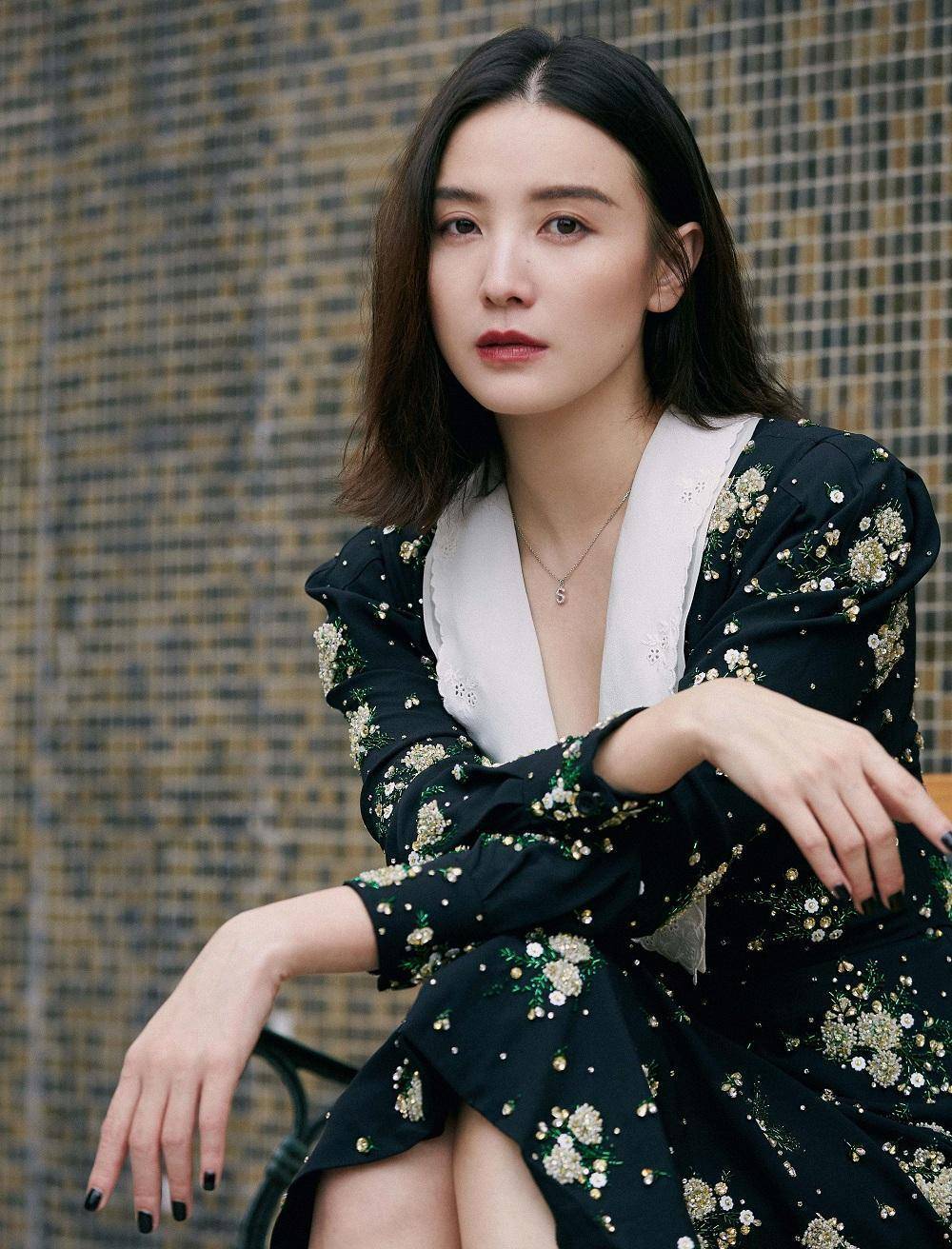 在综艺节目《小姐姐的花店》中,宋佳也被网友们质疑人品有问题.