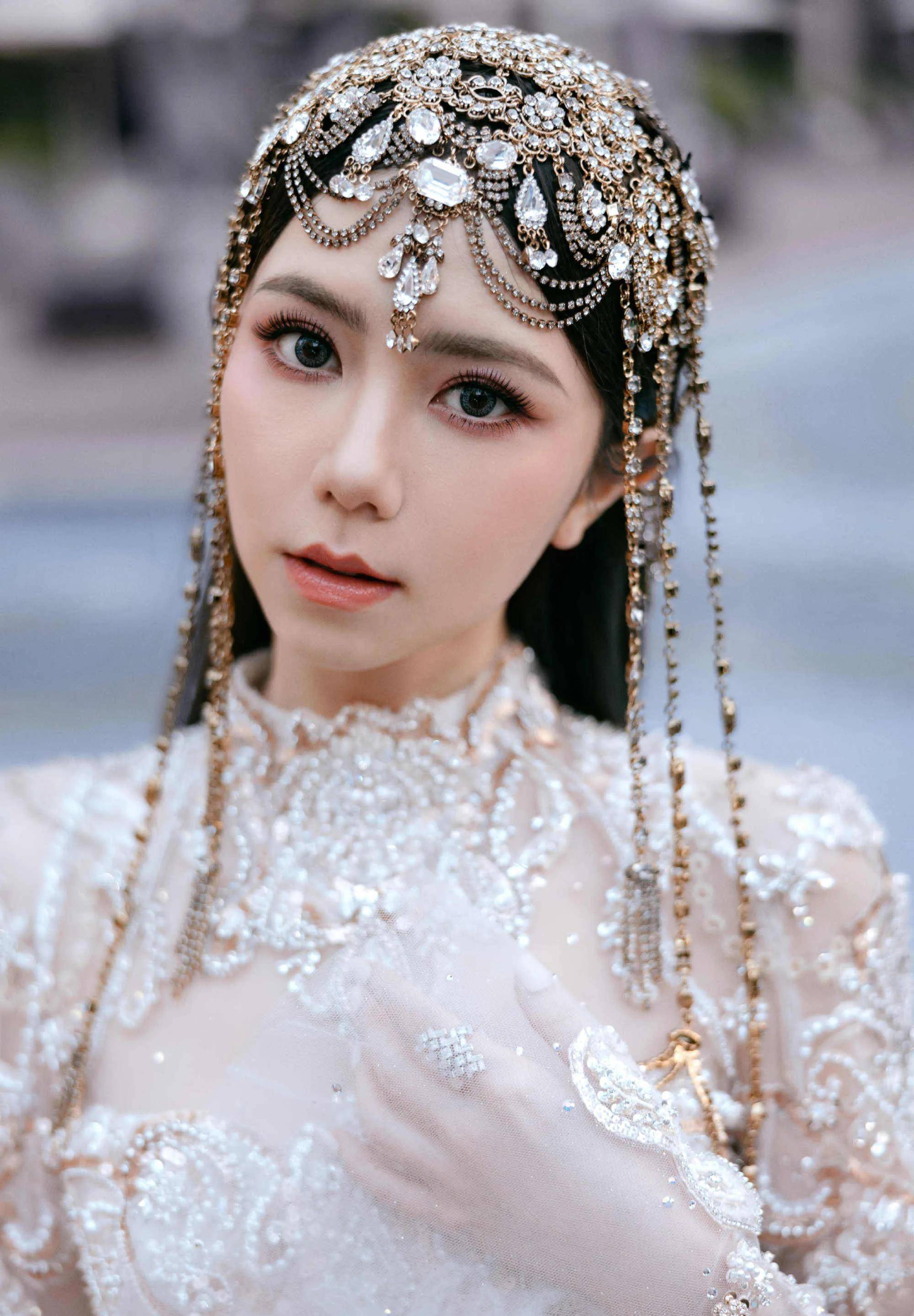 邓紫棋异域公主风长裙造型,一袭纯白勾勒曼妙身姿,美得摄人心魄_晚会