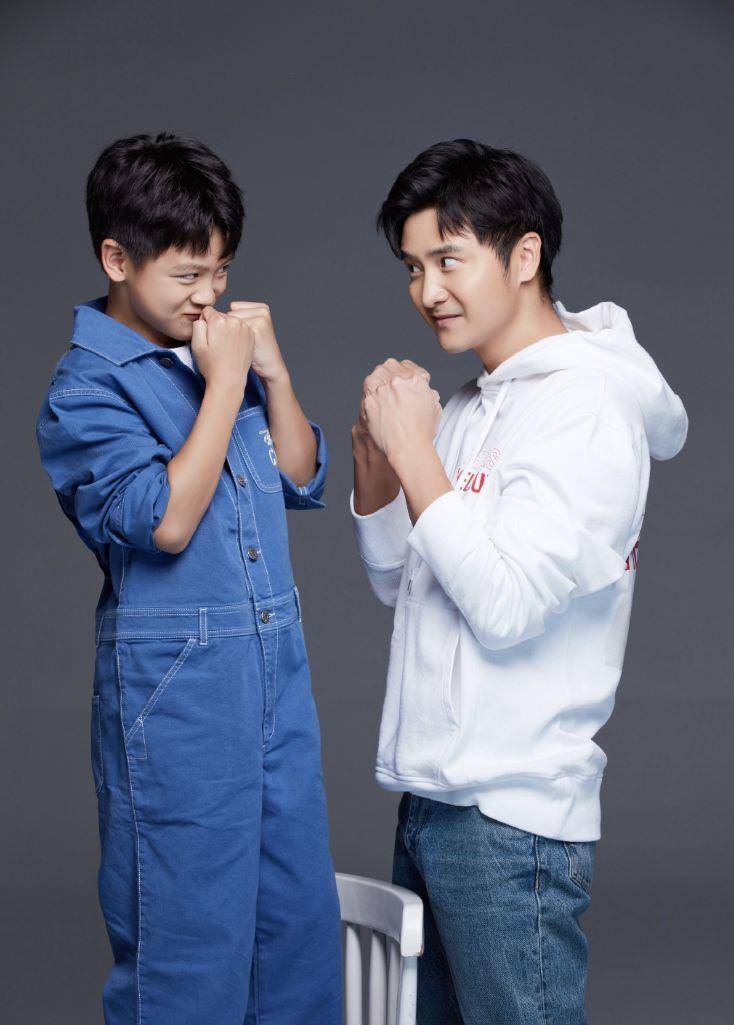 田亮晒亲子写真,9岁的小亮仔长成帅气型男,父子长相如复制粘贴_父亲