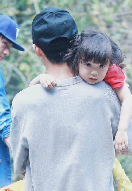 男明星温柔抱娃,是不是你梦想中老公的样子_孩子_姿势_宝宝