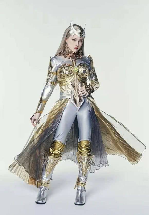 卡蜜拉的好身材也是毋庸置疑的,这很大一部分原因和皮套演员以及皮套