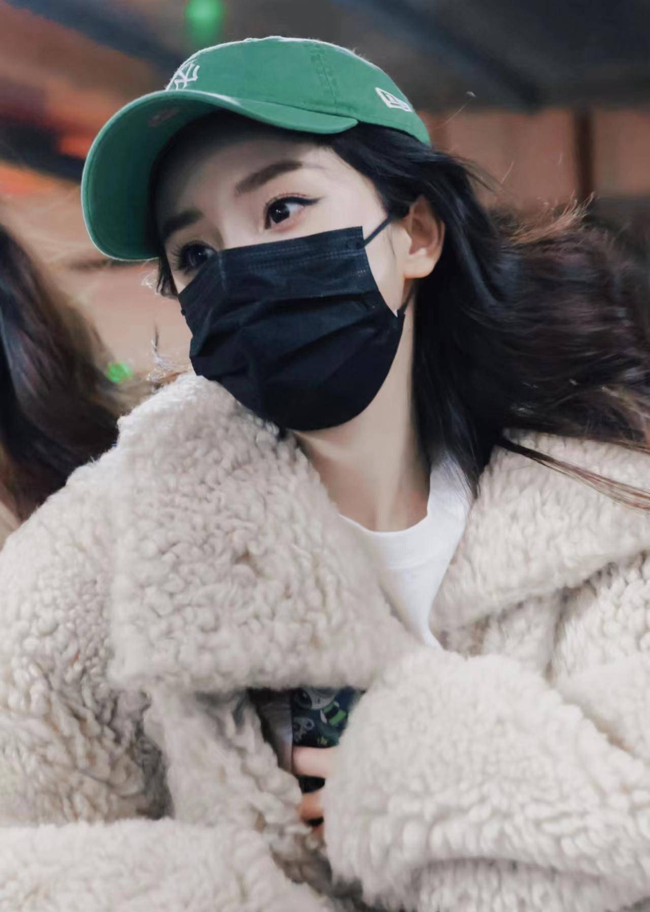 杨幂跨年晚会彩排,白色休闲套装搭绿帽,时髦又显个性!_时尚_造型_绿色