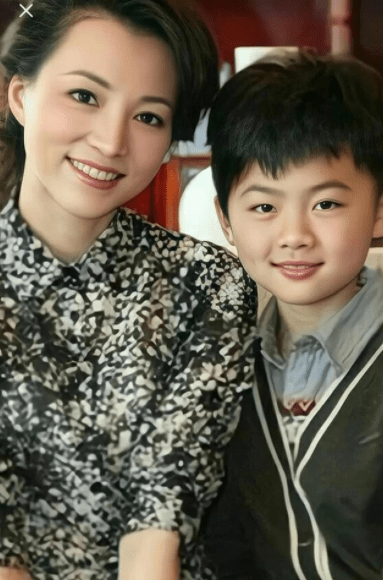 但是她却早已有了属于自己的家庭,董卿的丈夫名叫密春雷,是上海某公司
