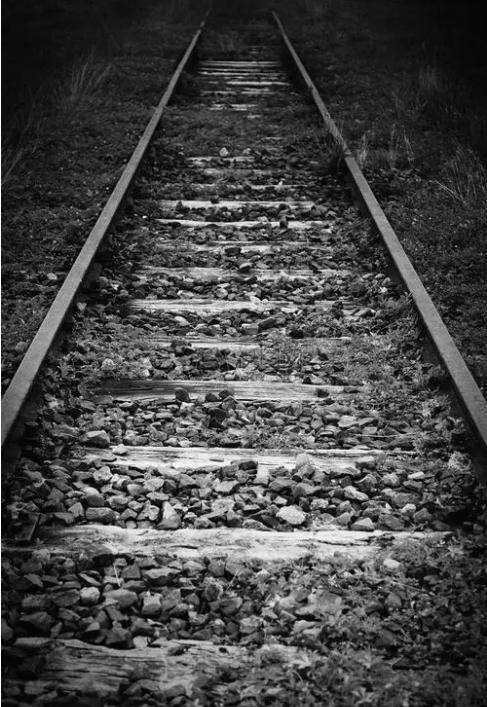 同样是铁轨,为什么火车轨道下面要铺碎石子,而高铁轨道却没有?