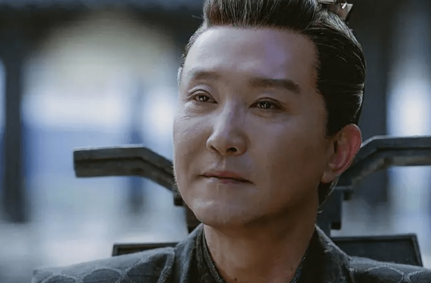 在新片里吴刚虽然靠前,但戏份并不是太多,而他饰演的杨副局长是一位