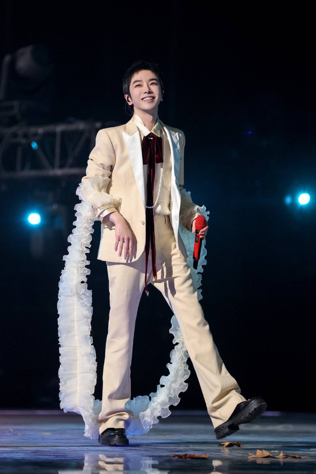 华晨宇湖南卫视跨年压轴登台,首唱两首新歌惊艳全场!_专辑_上线_篝火