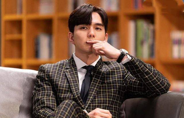 俞承豪虽为新剧增重,但穿一身警服帅气依旧,弟弟颜值真抗打啊_衬衣