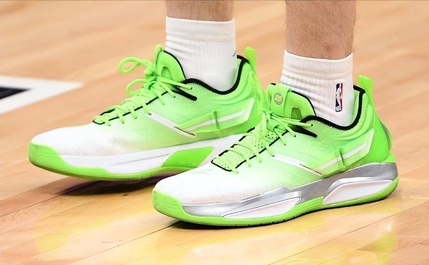 戈登·海沃德上脚的是安踏gh3 新能源配色弗雷德·范弗利特上脚了li