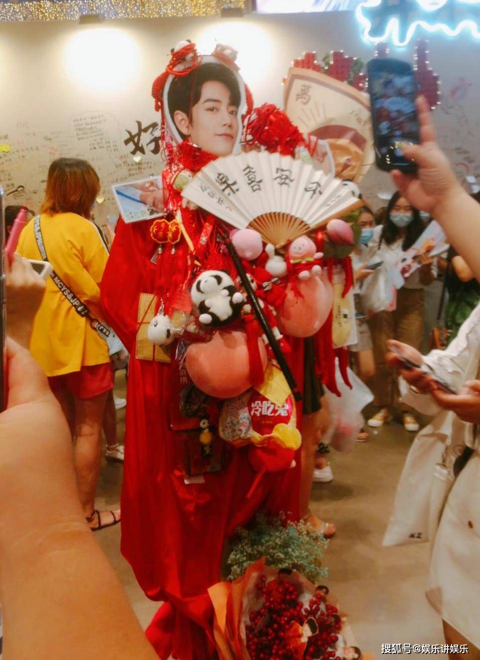 在所有人最不想回顾的那一年,是开小灶用肖战的人形立牌巡演全国,接住