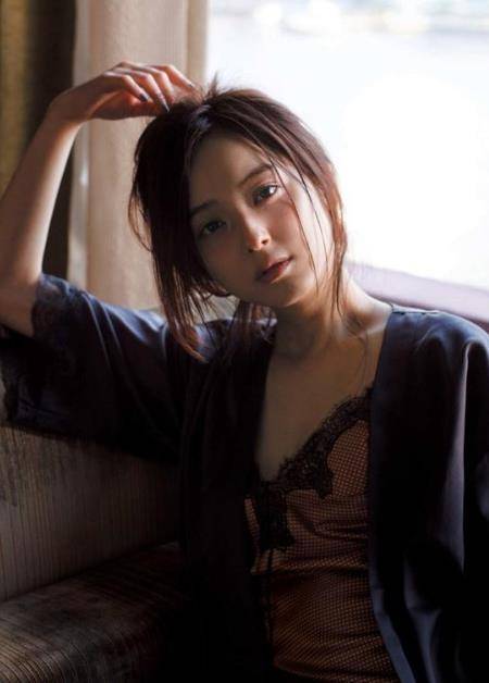 佐佐木希沉淀休养了一段时间又在公众平台之中,他晒出了自己的照片